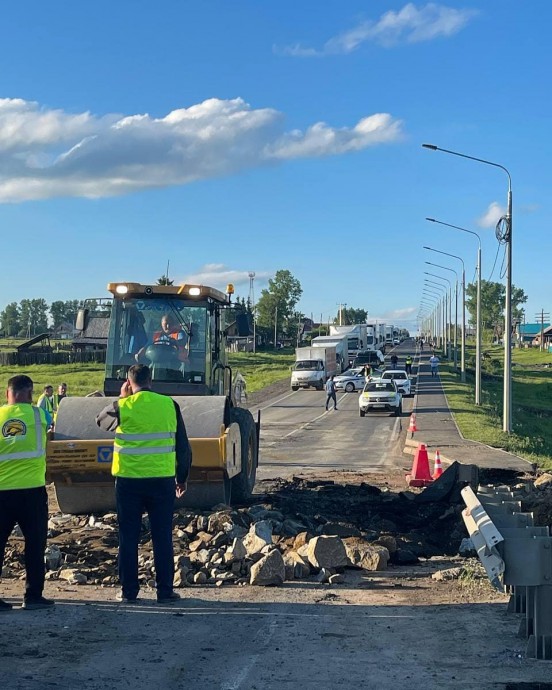 ​ДСИО восстанавливает мост на трассе «Вилюй» в Тулунском районе