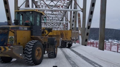 ​В Усть-Куте дорожники расчищают мост РЭБ через р. Лена