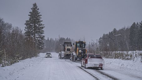 Все выходные дни Дорожная служба Иркутской области продолжает работу по очистке региональных дорог от снега